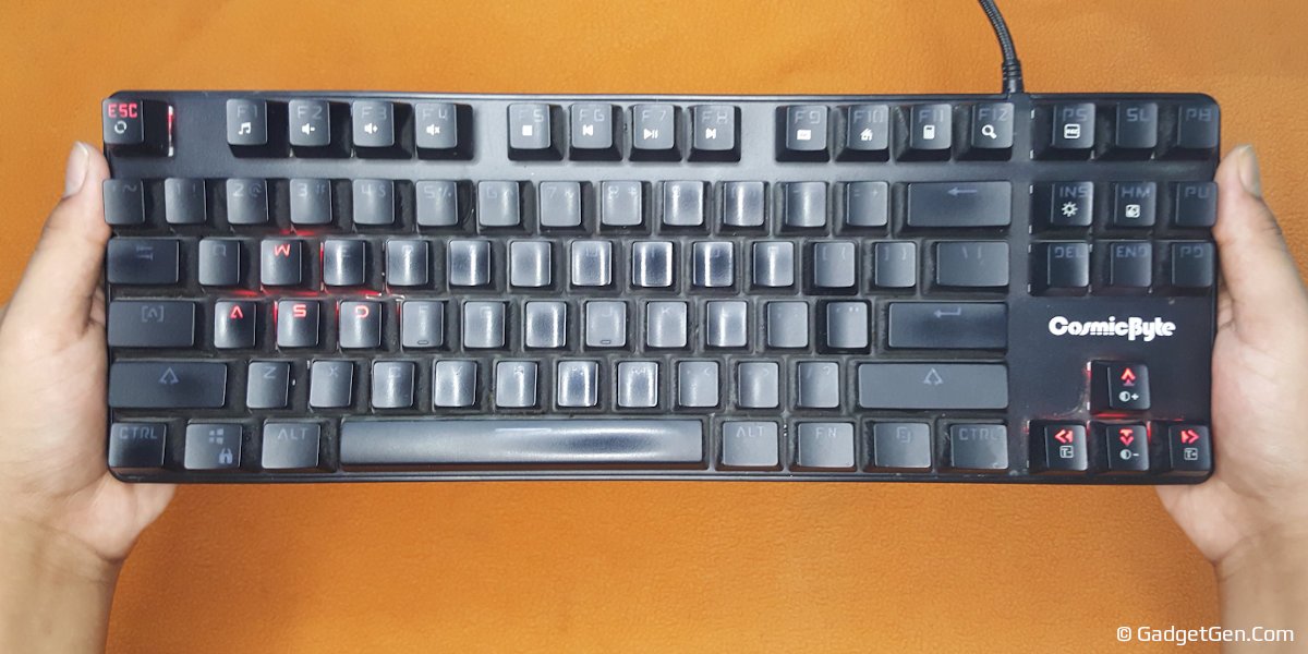 wasd and arrow keys of mechanical keyboards