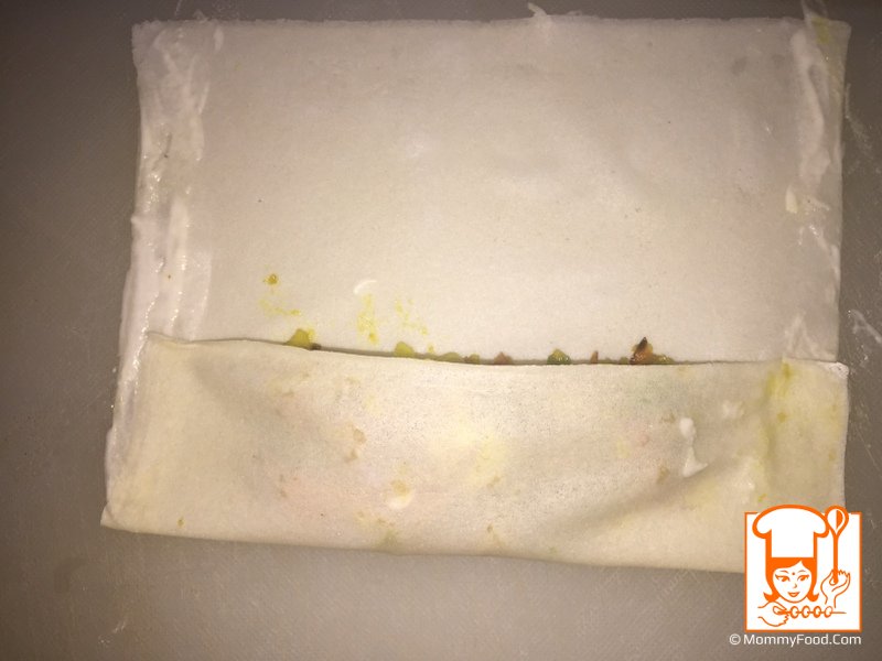 Folding the spring roll