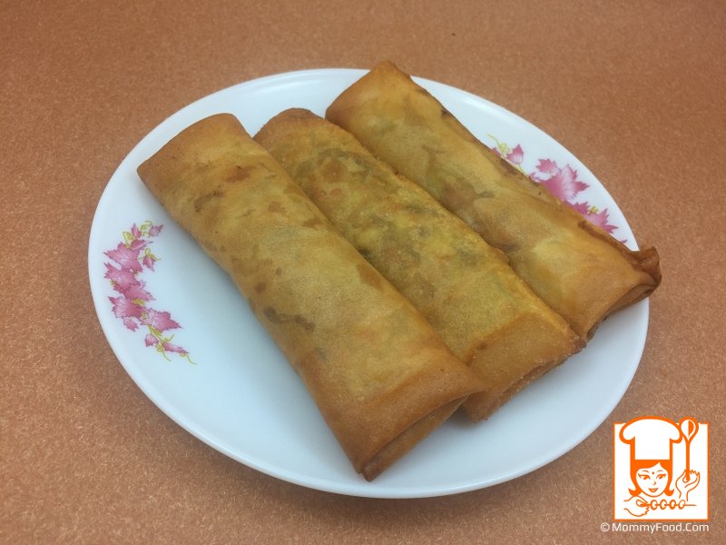 Removing fried spring rolls from oil