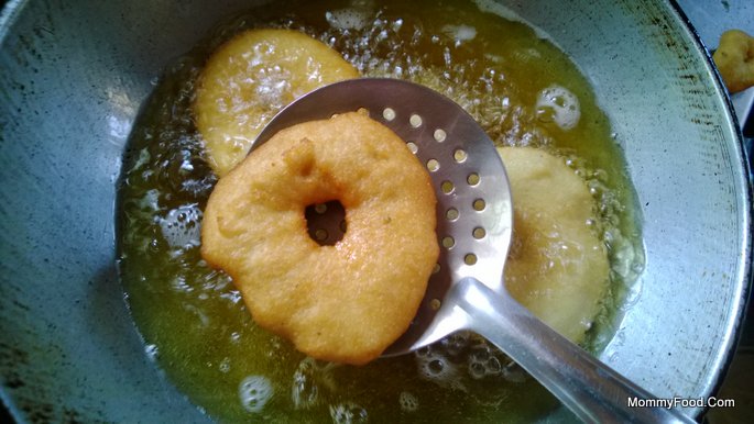 06 S Remove Vada With Strainer