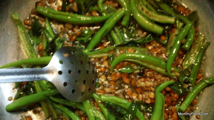 Tempering spices in oil